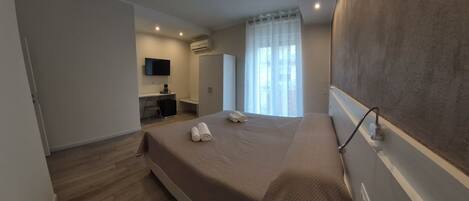 豪華雙人或雙床房, 露台 | 羽絨被、記憶棉床墊、書桌、手提電腦工作空間