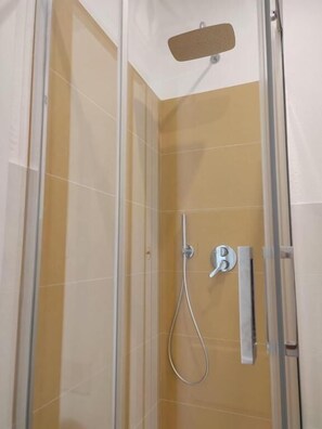 Comfort Double or Twin Room | Bathroom | Free toiletries, hair dryer, soap