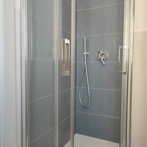 Comfort Double or Twin Room | Bathroom | Shower, hair dryer, towels, soap - Seaside Holidays Guest House (Alghero)