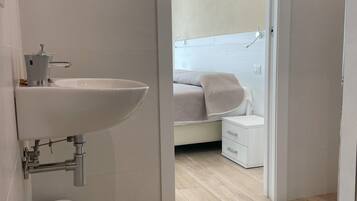 Deluxe Double or Twin Room, Balcony | Bathroom | Shower, hair dryer, towels, soap