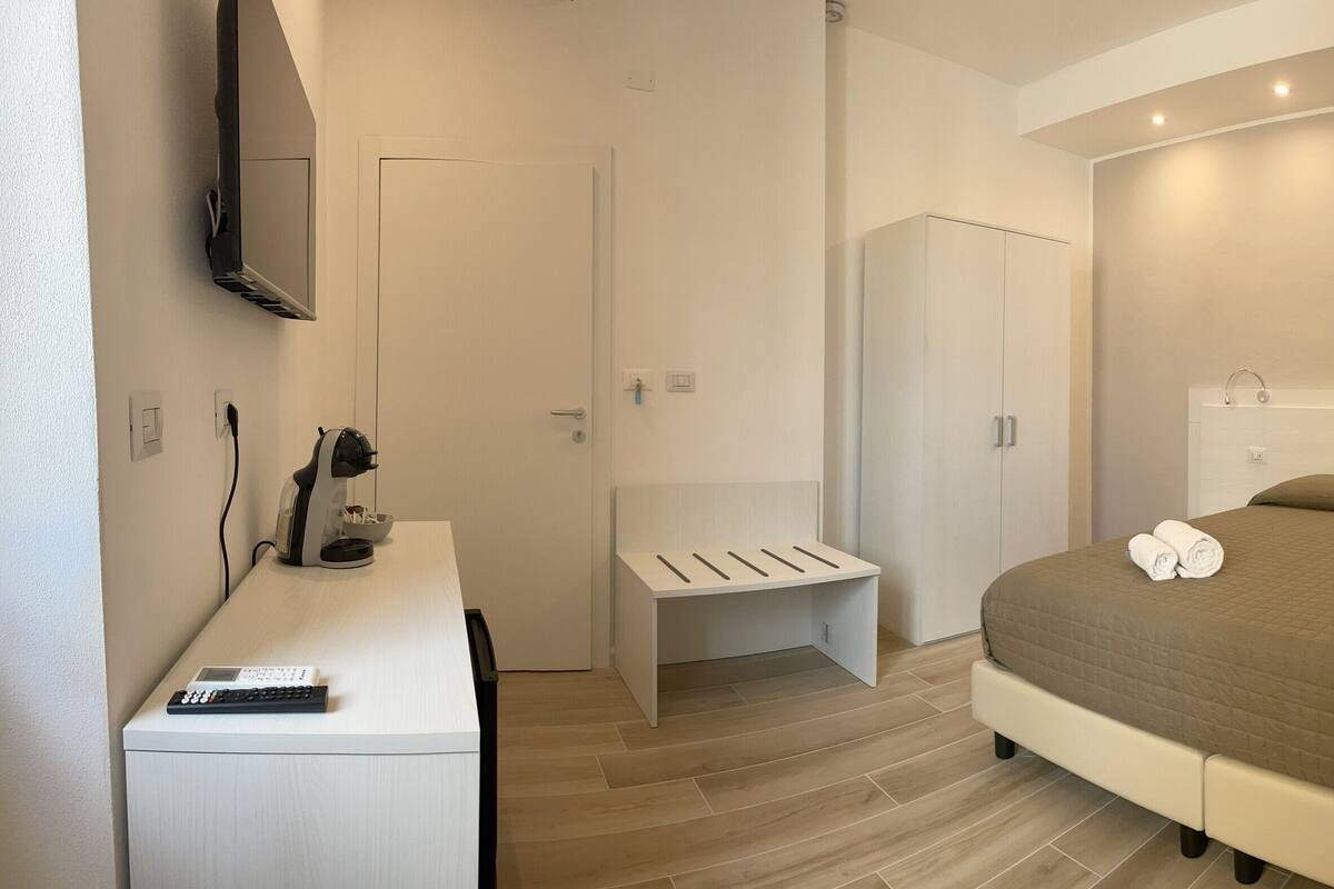 Phòng đôi hoặc 2 giường đơn tiện nghi đơn giản | Chăn bông, nệm cao su hoạt tính (memory foam), bàn 