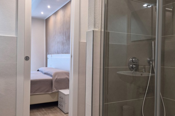 Habitación Deluxe con 1 cama doble o 2 individuales, balcón | Baño | Ducha, secador de pelo, toallas y jabón
