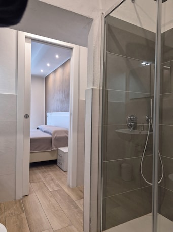 Deluxe Double or Twin Room, Balcony | Bathroom. Seaside Holidays Guest House