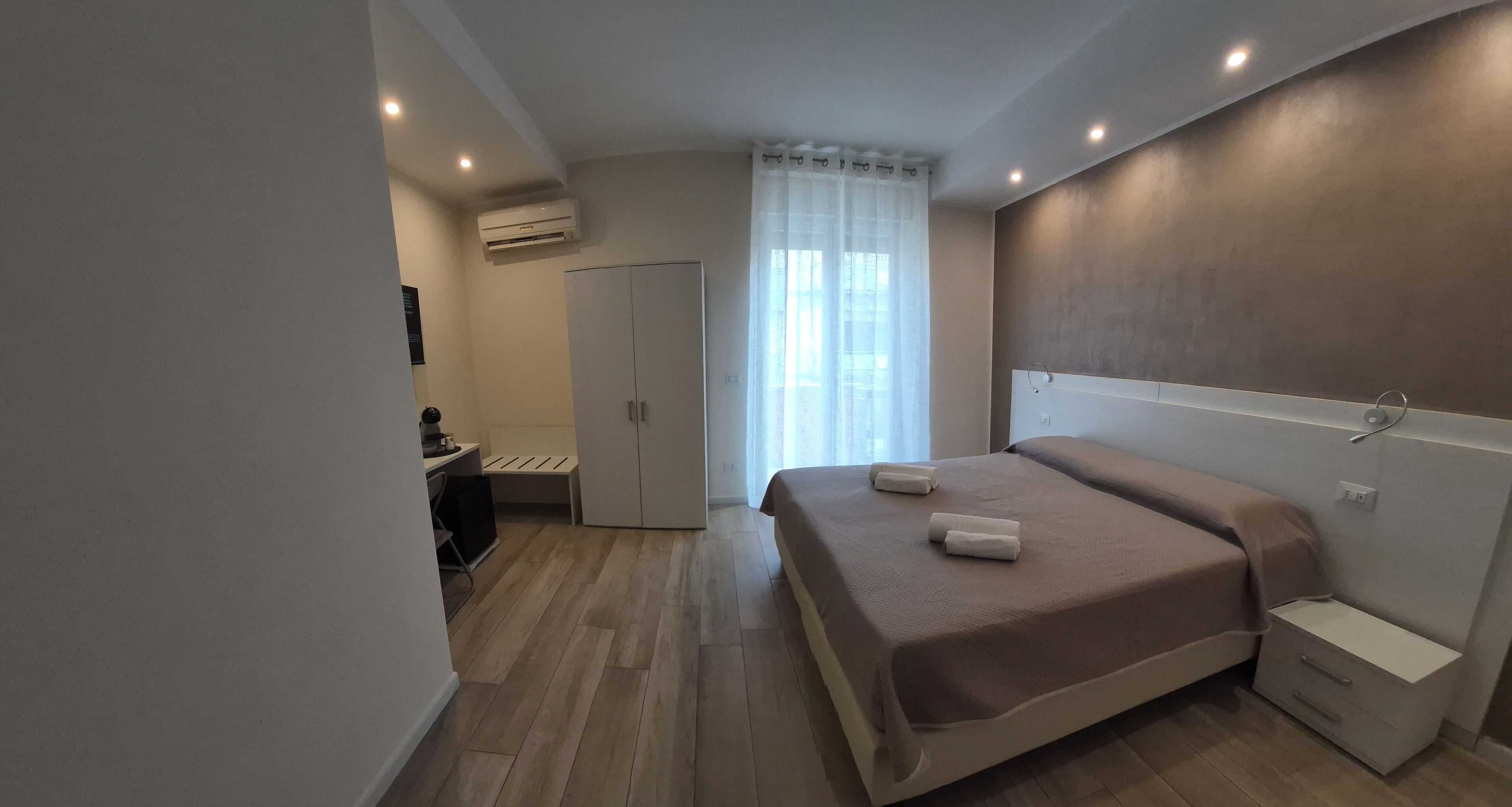 Una scrivania, postazione laptop, tende oscuranti, Wi-Fi gratuito