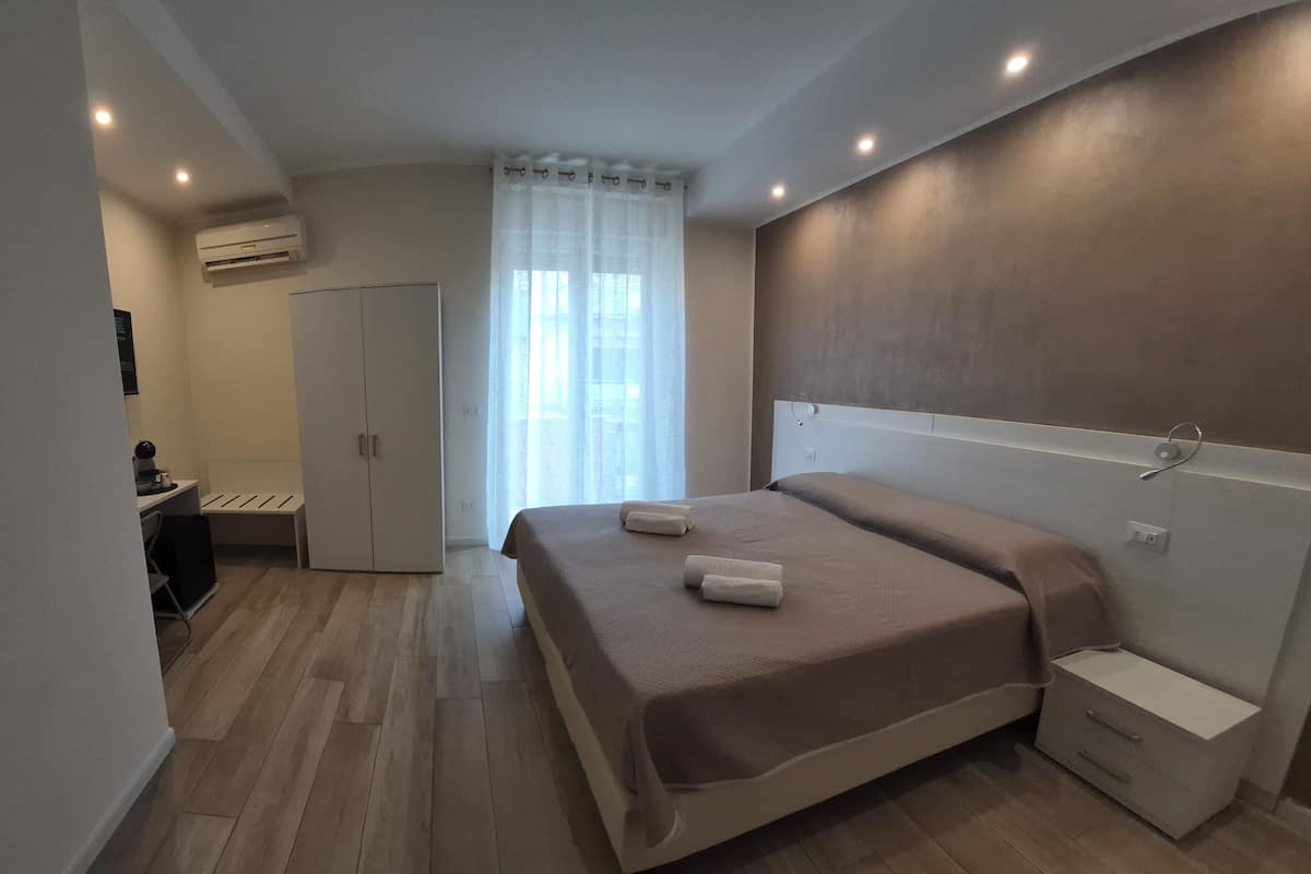 Una scrivania, postazione laptop, tende oscuranti, Wi-Fi gratuito