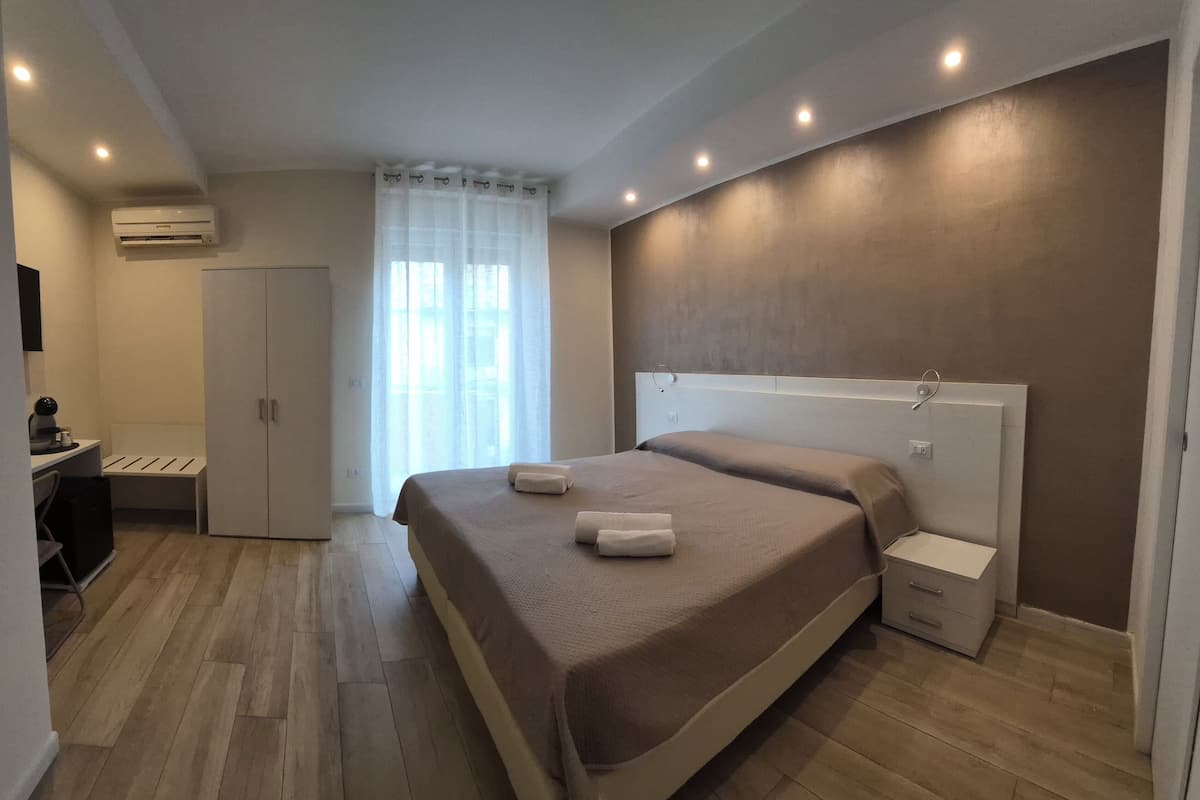 Phòng đôi hoặc 2 giường đơn Deluxe, ban công | Chăn bông, nệm cao su hoạt tính (memory foam), bàn 