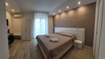 Deluxe Double or Twin Room, Balcony | Desk, laptop workspace, blackout drapes, free WiFi