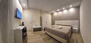 Comfort kamer, 1 twee- of 2 eenpersoonsbedden | Donsdekens, bedden met traagschuimmatrassen, een bureau