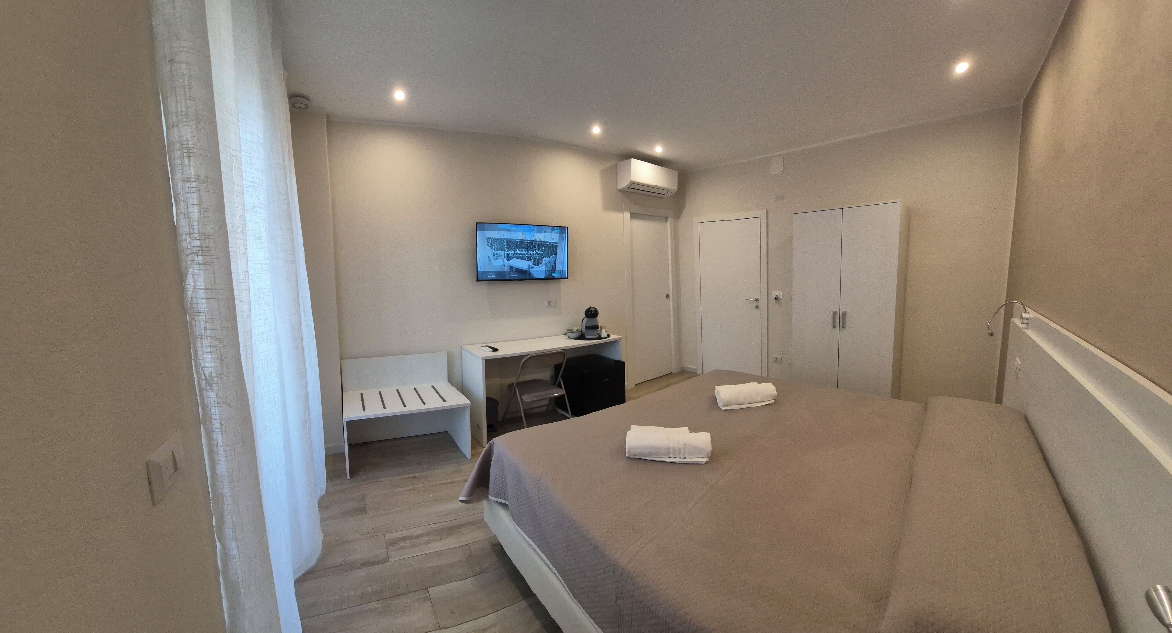 Camera Deluxe con letto matrimoniale o 2 letti singoli, balcone | Una scrivania, postazione laptop, tende oscuranti, Wi-Fi gratuito