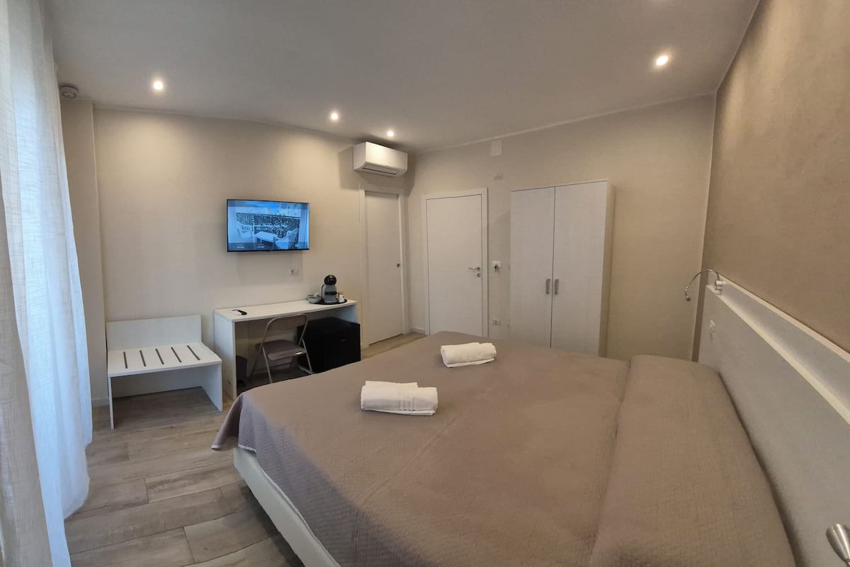 Camera Deluxe con letto matrimoniale o 2 letti singoli, balcone | Una scrivania, postazione laptop, tende oscuranti, Wi-Fi gratuito