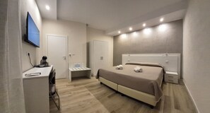 Comfort Double or Twin Room | Down comforters, memory foam beds, desk, laptop workspace - Seaside Holidays Guest House (Alghero)