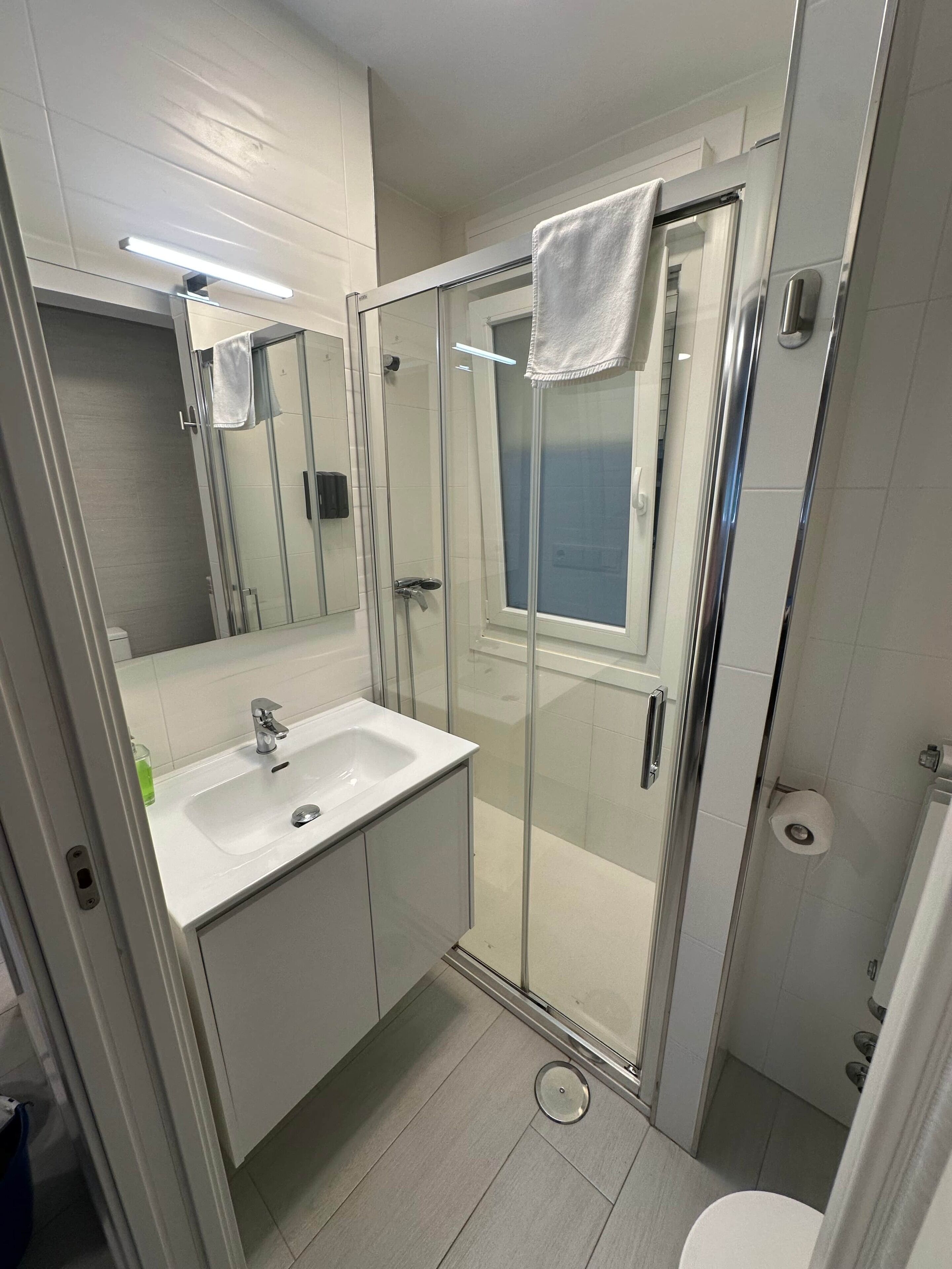 Een douche, een haardroger, handdoeken, zeep