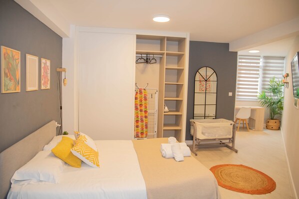 3 chambres, fer et planche à repasser, Wi-Fi, draps fournis