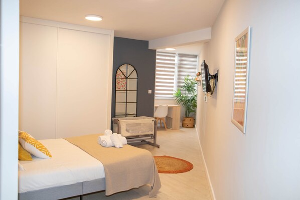 3 slaapkamers, een strijkplank/strijkijzer, wifi, beddengoed