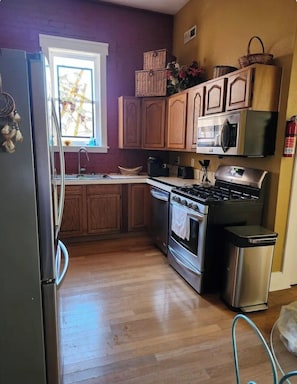 ثلاجة، ميكروويف، فرن، موقد طهي مسطح