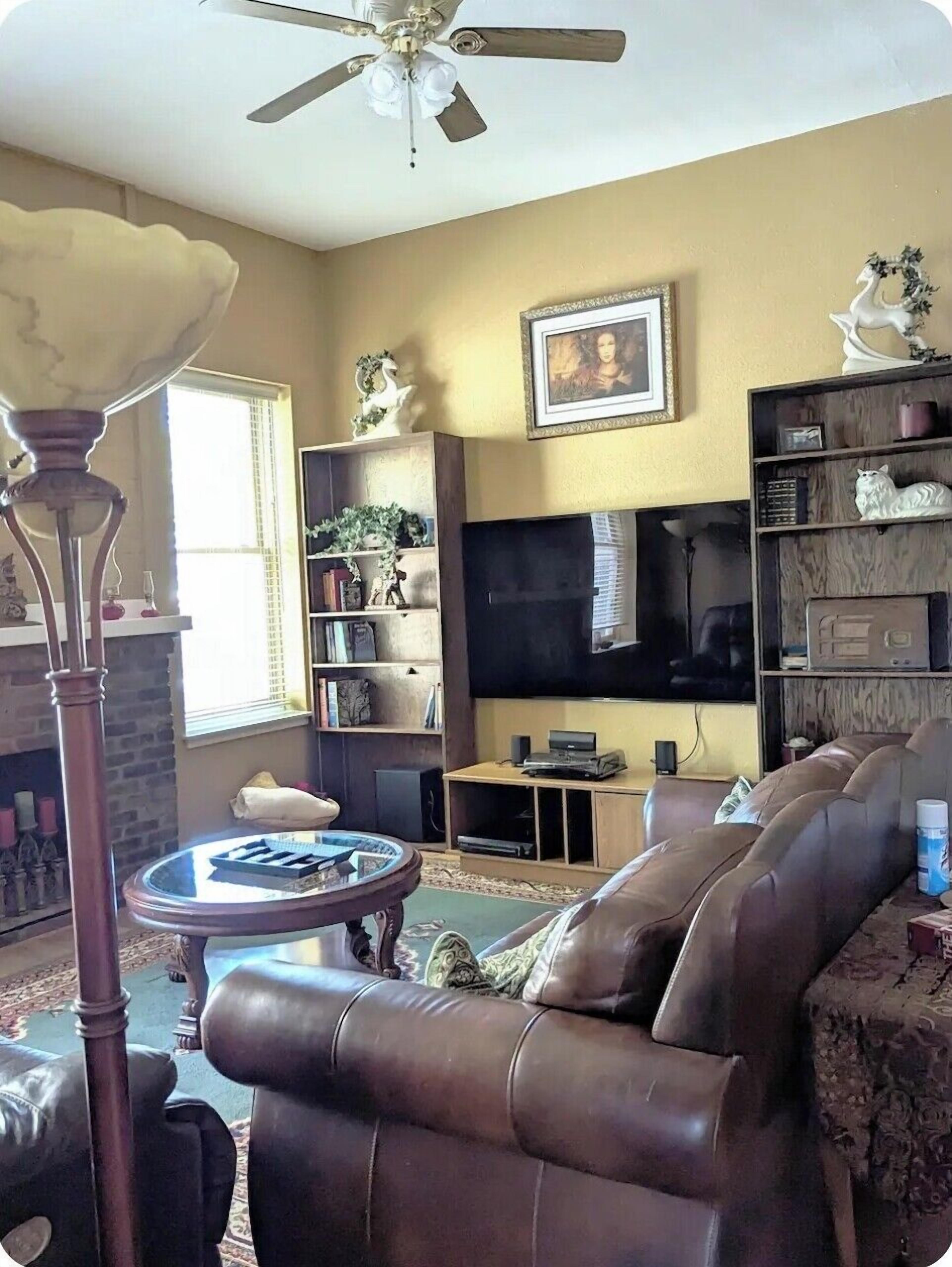 Smart TV, books, stereo