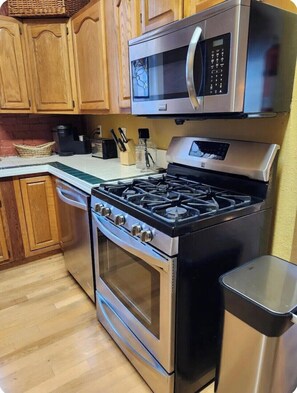 ثلاجة، ميكروويف، فرن، موقد طهي مسطح