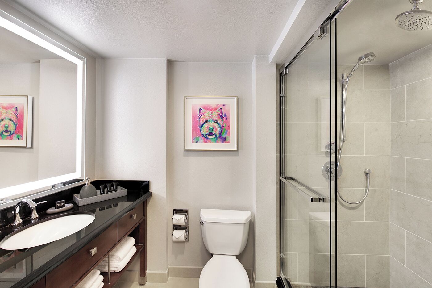 Bañera de hidromasaje, secador de pelo, toallas y jabón