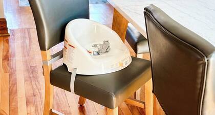 Pac-Man House: Spacious 4-bedroom house in charming Oshkosh