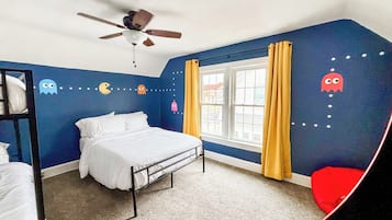 Tabla de planchar con plancha, internet y ropa de cama