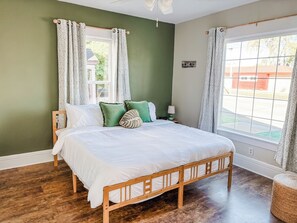 4 bedrooms, iron/ironing board, free WiFi, bed sheets - Pac-Man House: Spacious 4-bedroom house in charming Oshkosh (Oshkosh)