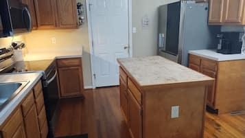 Cafetera/tetera, refrigerador, microondas, horno
