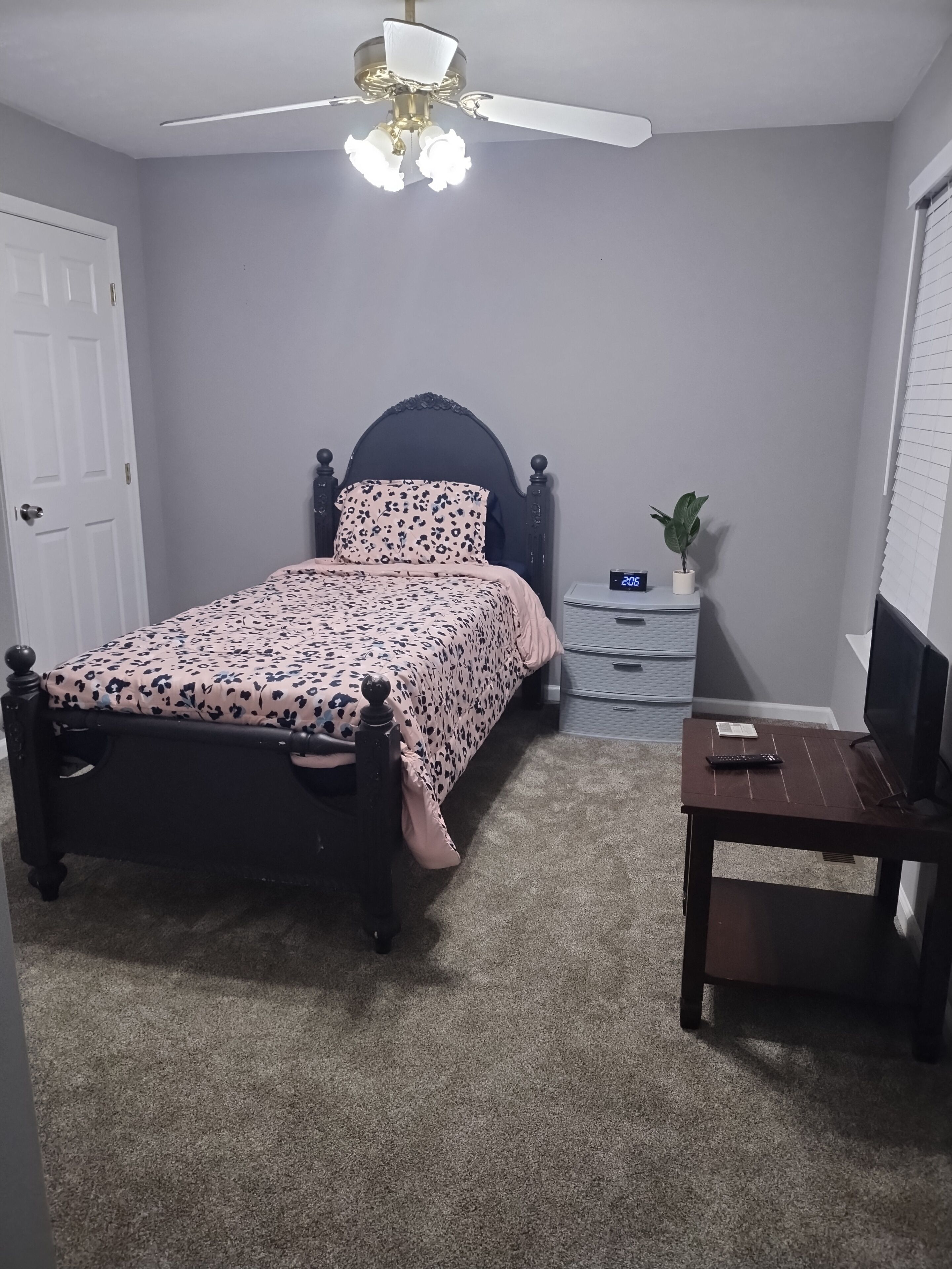4 bedrooms, desk, iron/ironing board, travel crib