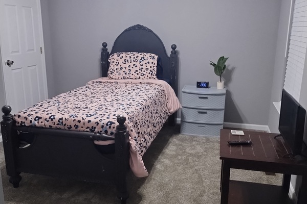 4 bedrooms, desk, iron/ironing board, travel crib
