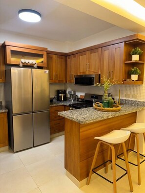 Réfrigérateur, micro-ondes, four, plaque de cuisson