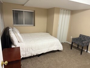 2 bedrooms, iron/ironing board, free WiFi - Enchanting 2-bedroom walkout basement in Denver (Denver)