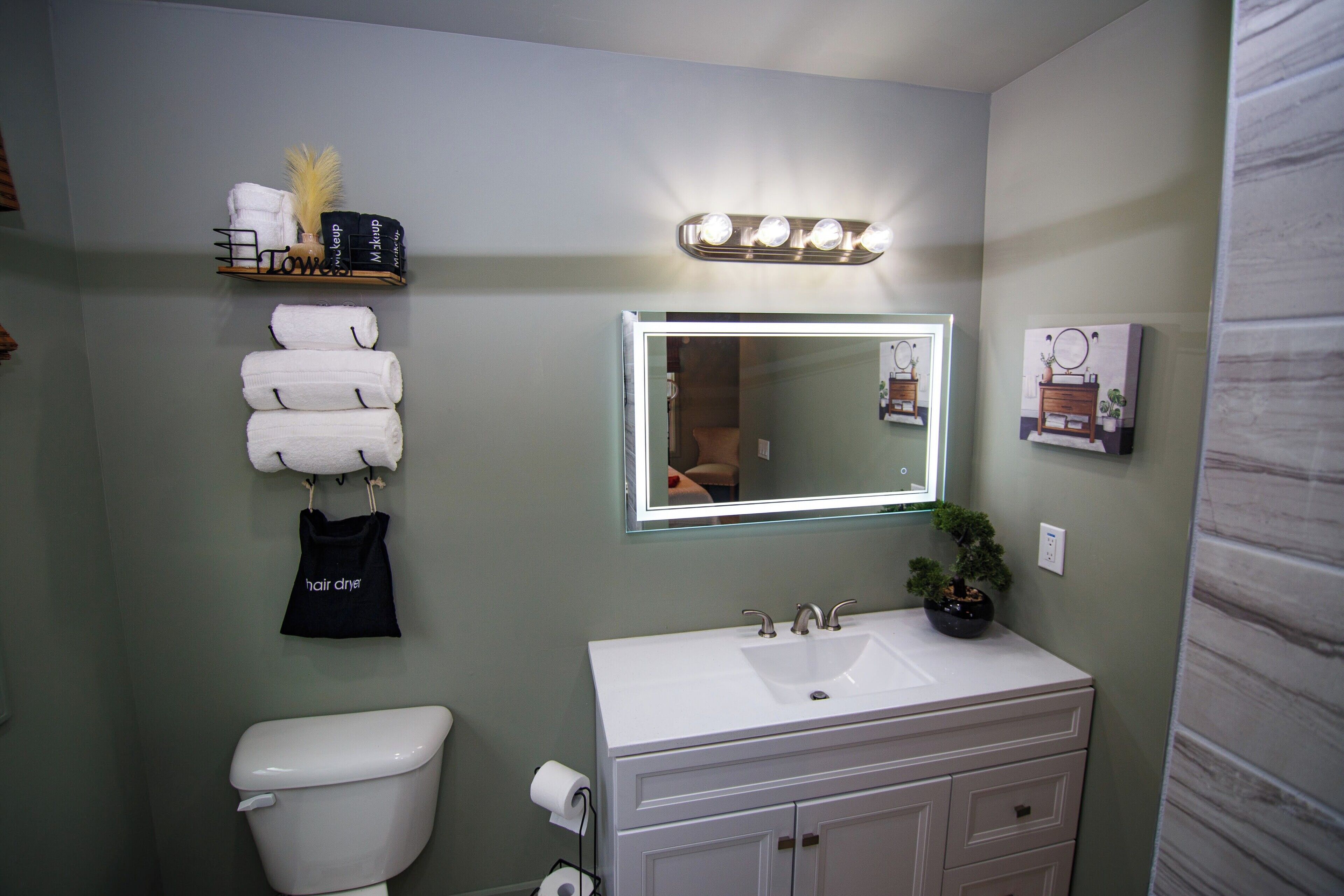 Een haardroger, handdoeken, toiletpapier