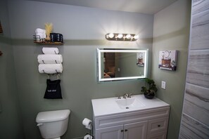 Sèche-cheveux, serviettes fournies, papier toilette