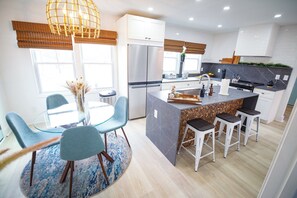 Microwave, oven, stovetop, dishwasher - Airport Lounge Retreat HGTV Design Near Atlanta Airport (East Point)