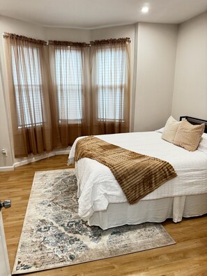 3 bedrooms, iron/ironing board, WiFi, bed sheets - Spacious & Cozy 3-bedroom with laundry & gym, near NYC! (Newark)