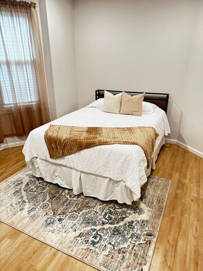 3 bedrooms, iron/ironing board, WiFi, bed sheets - Spacious & Cozy 3-bedroom with laundry & gym, near NYC! (Newark)