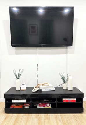 Interior - Spacious & Cozy 3-bedroom with laundry & gym, near NYC! (Newark)