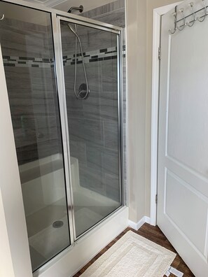 Secador de pelo, toallas y papel higiénico