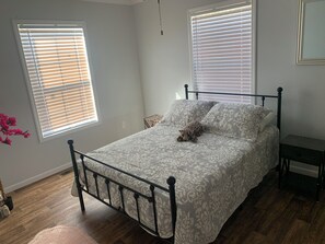 Iron/ironing board, internet, bed sheets