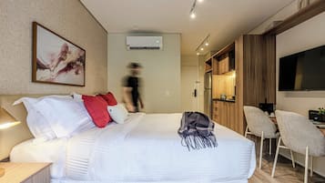Studio Superior Couple | Hypo-allergenic bedding, individually decorated, individually furnished