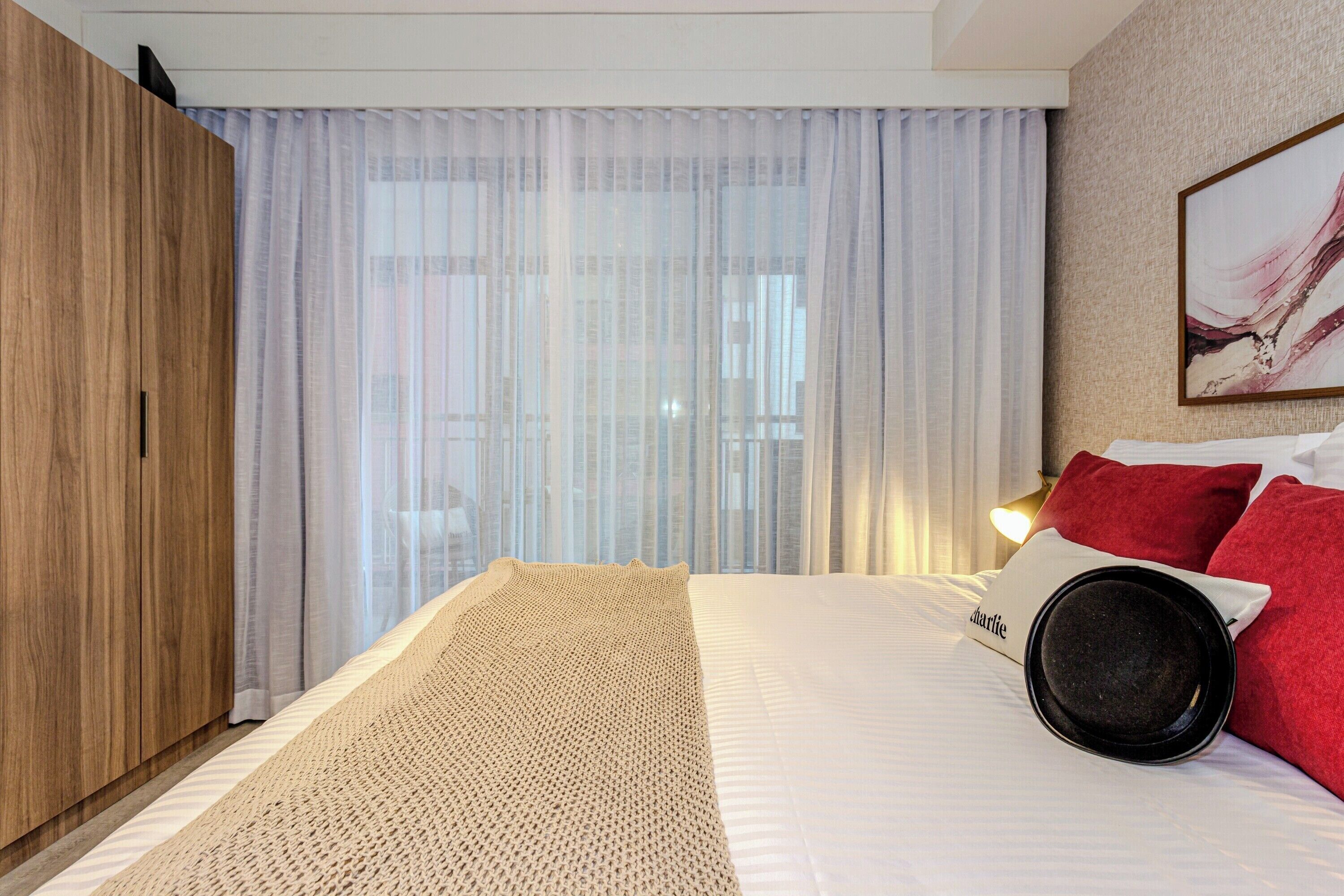 Studio Casal com Varanda | Individually decorated, individually furnished, laptop workspace