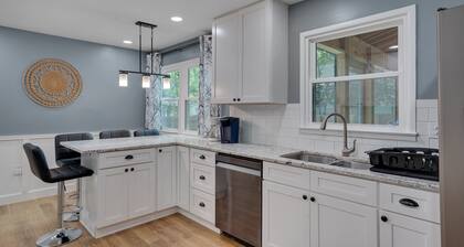 Relaxing Retreat Near North Hills & Downtown