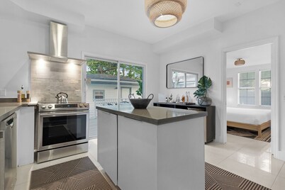 7BD Downtown Oasis Pool 