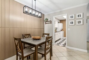 Dining - L9  New Listing!  Two king size beds (St. Simons Island)