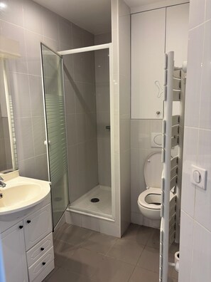 Hair dryer, towels, toilet paper - Spacious accommodation 15 minutes from Paris (Noisy-le-Sec)