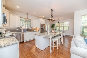 Jääkaappi, mikroaaltouuni, uuni, liesi