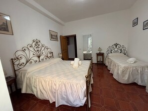 WiFi, bed sheets - Biddy's House| Rome, Castles & Airport (Ciampino)