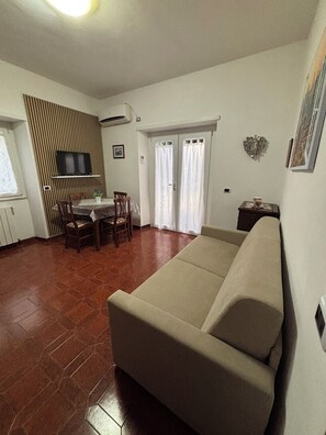 TV - Biddy's House| Rome, Castles & Airport (Ciampino)