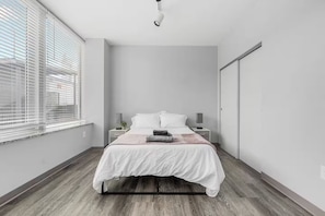 Een strijkplank/strijkijzer, wifi, beddengoed