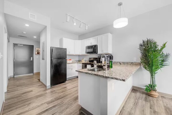 Private kitchen - DT · Pet Friendly · Parking · Gym · Wifi · Coffee (Cleveland)