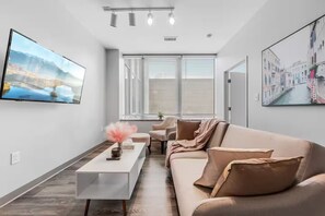 Living area - DT · Pet Friendly · Parking · Gym · Wifi · Coffee (Cleveland)